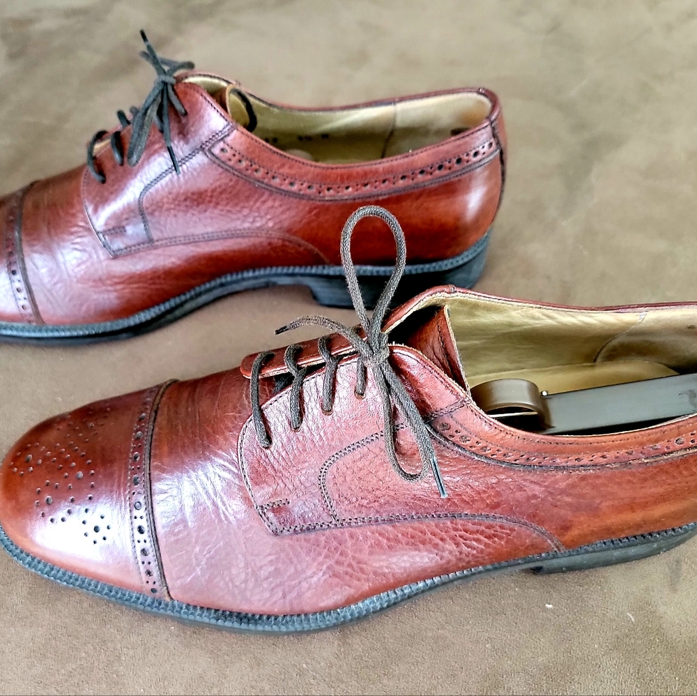 Men's Johnston & Murphy Cellini wingtip oxfords. Size 9.5